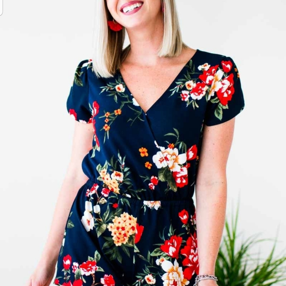 Way To Go Petite Floral Romper in Navy (NWT)
